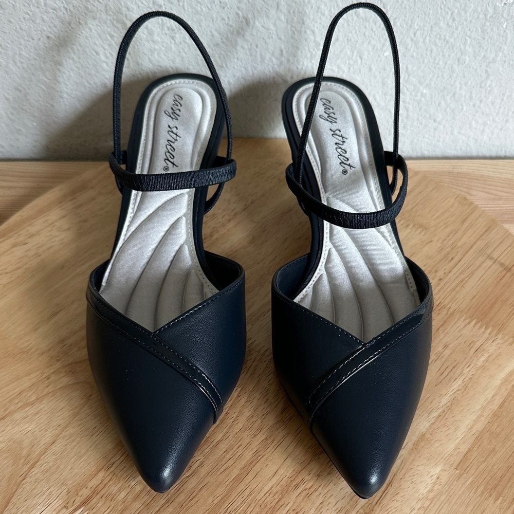 Easy Street Unna Womens Round Kitten Heel Pumps